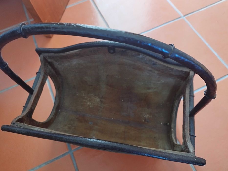 Porta-revistas ou porta-livros em madeira e ferro. Antigo.
