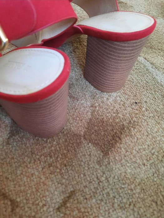 Босоніжки на каблуку