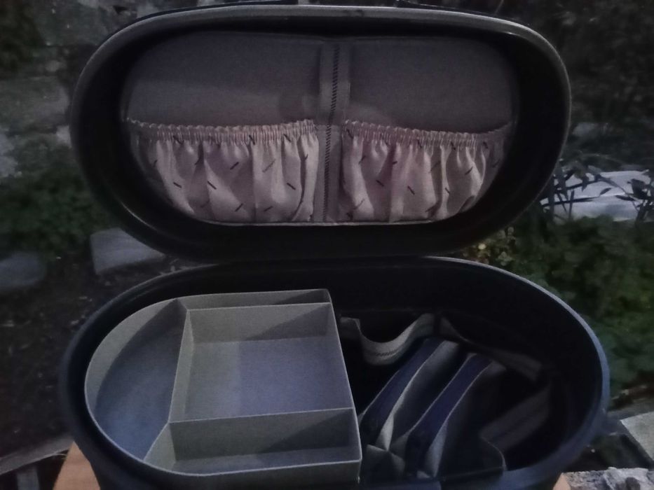 Necessaire/ Mala de viagem em bom estado marca Samsonite