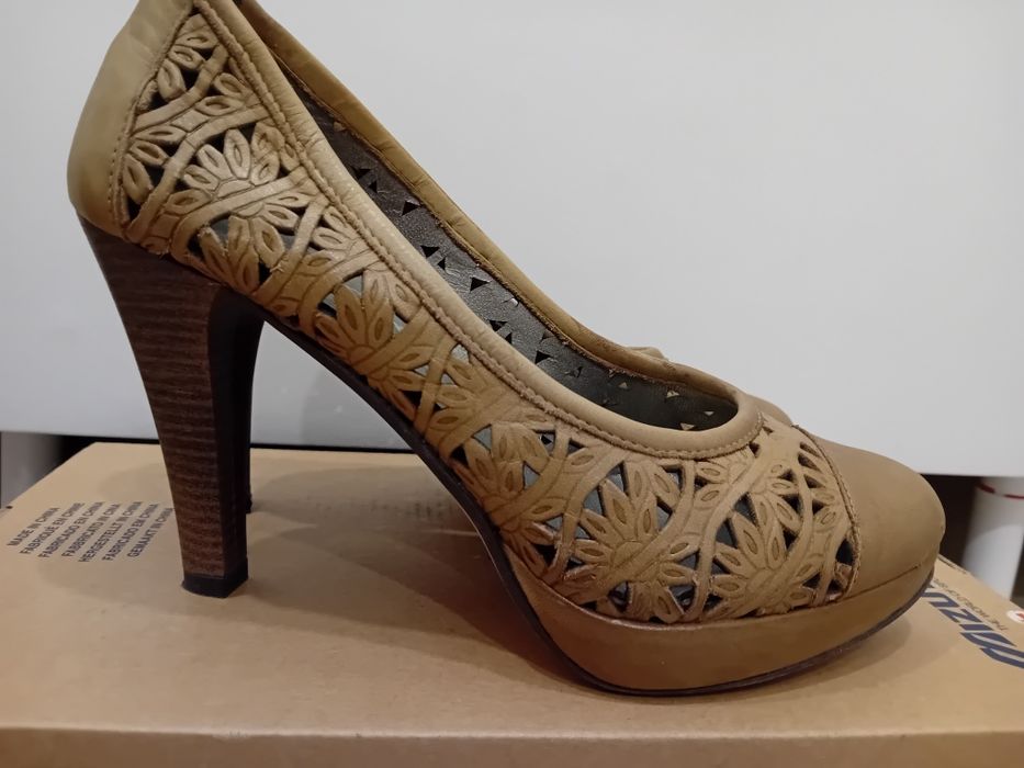 Sapato de salto em pele