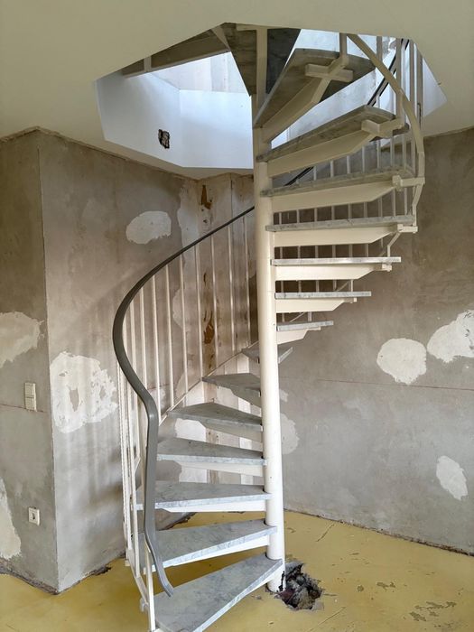 Schody spiralne wewnętrzne z marmurowymi stopniami - okazja!