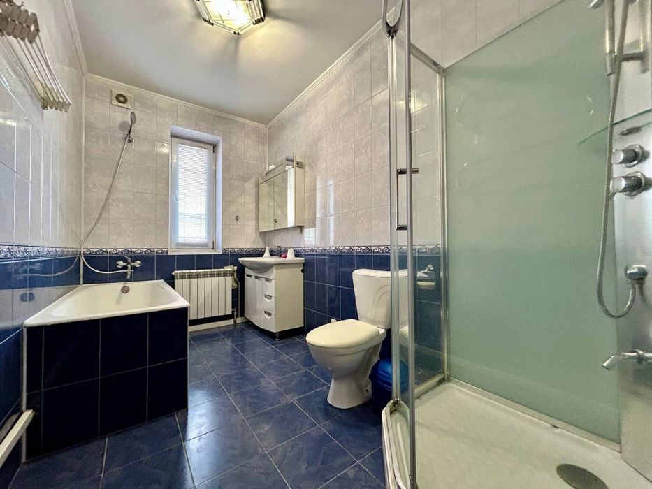 Продам будинок з гаражем і укриттям в центрі Бучі