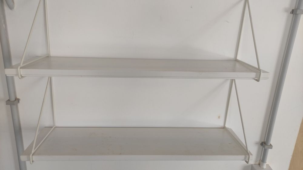 Estantes brancas