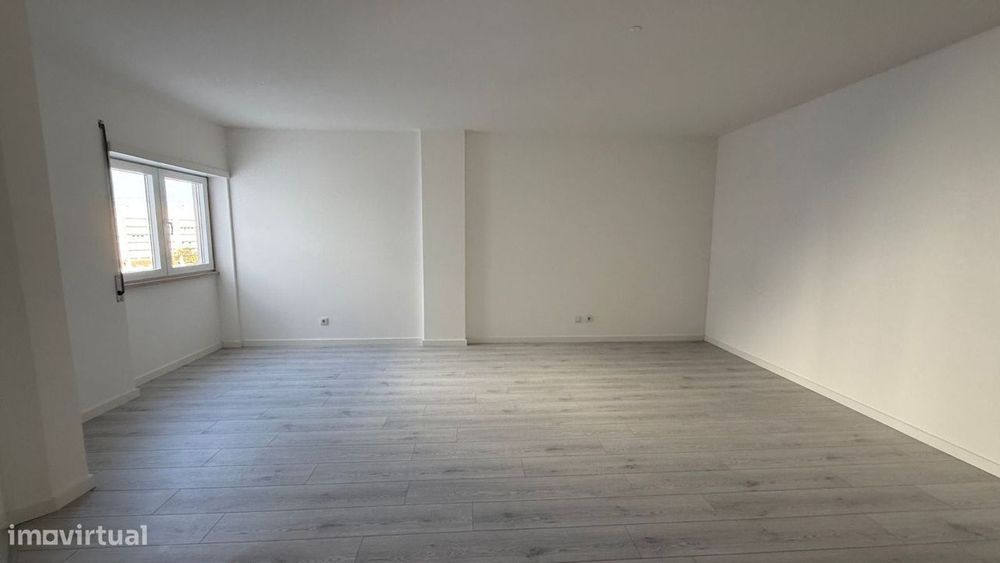 Apartamento T0 com parqueamento e vistas de mar