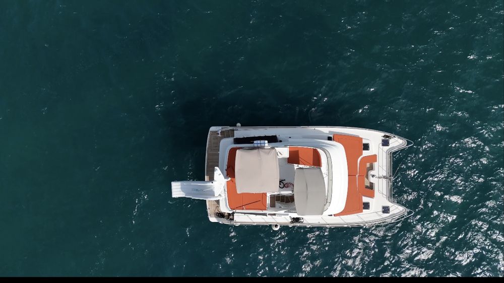 Яхта катамаран Lagoon Power 44