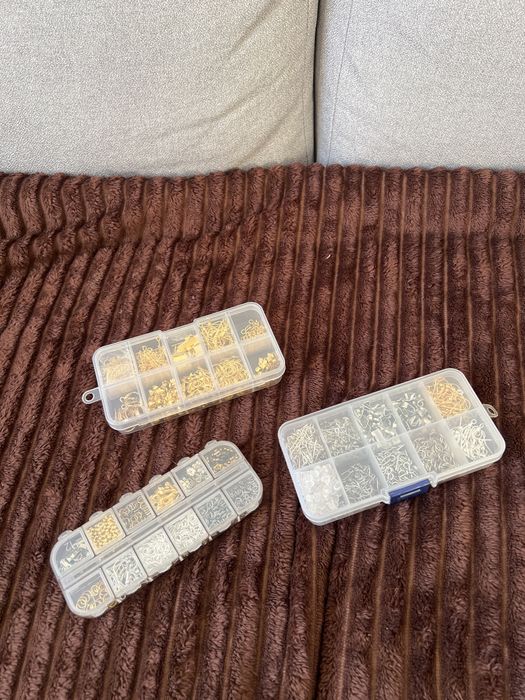 Vendo Lot De Artigos para Artesanato de Pulseiras, Colares e Brincos varios charms e peças e alicate
