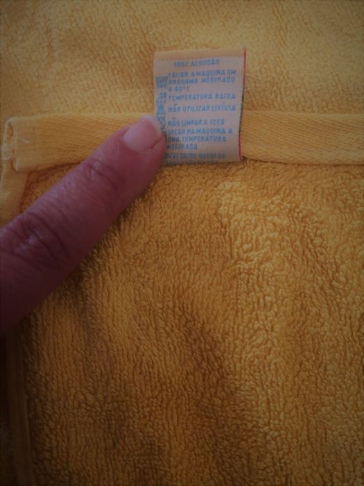 2 toalhas Noddy em excelente estado. Cor amarelo canário.