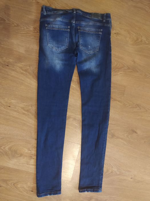 Spodnie dżinsowe z dziurami Bershka 40
