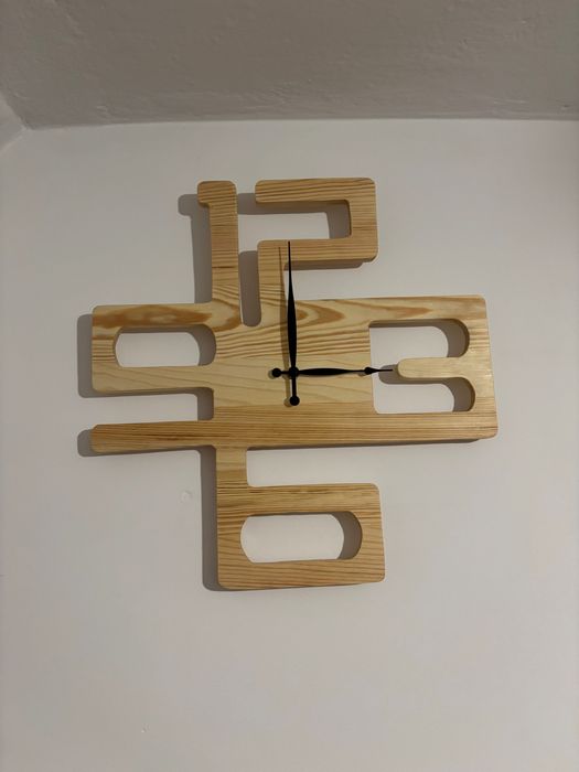 Ręcznie robiony zegar ścienny z drewna – nowoczesny design