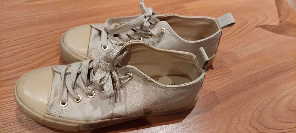 Ténis de material impermeável