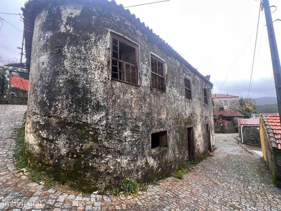 Moradia de 220m2 em Roge – Oportunidade Única de Restauro a 5 min. do — Macieira de Cambra, Aveiro