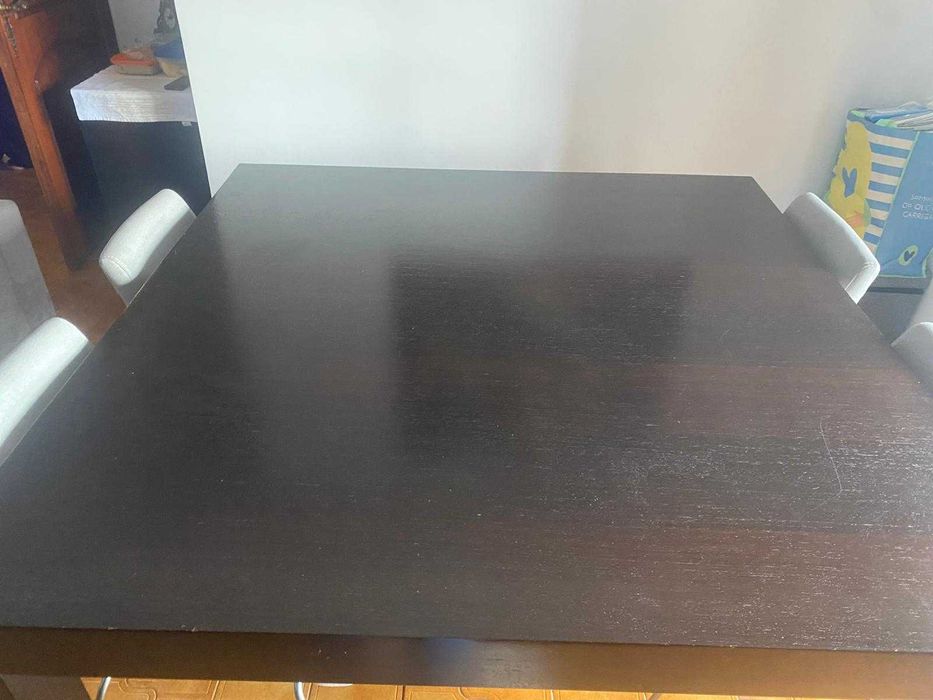 Mesa em madeira wengue e cadeiras