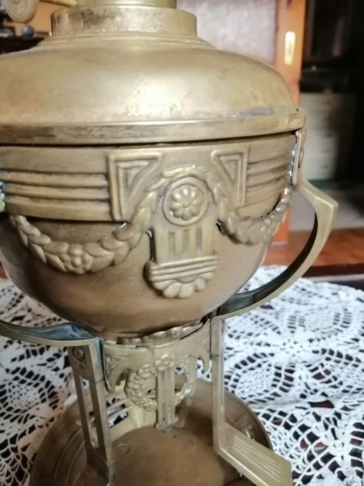 Mosiężna lampa naftowa Francja