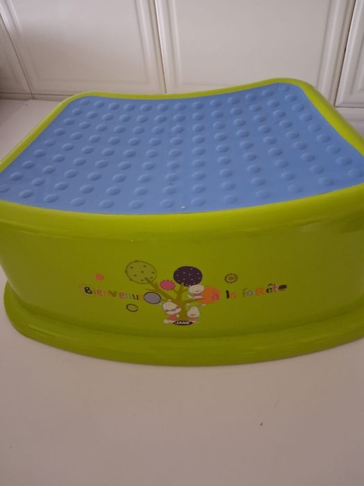 Banquinho para a criança pôr os pés.