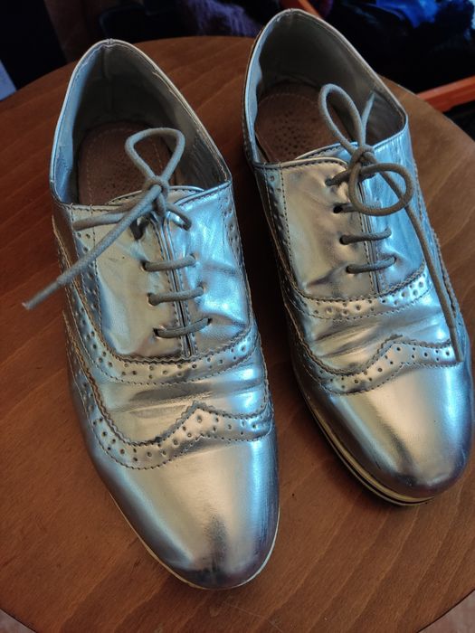 Srebrne buty oxfordki