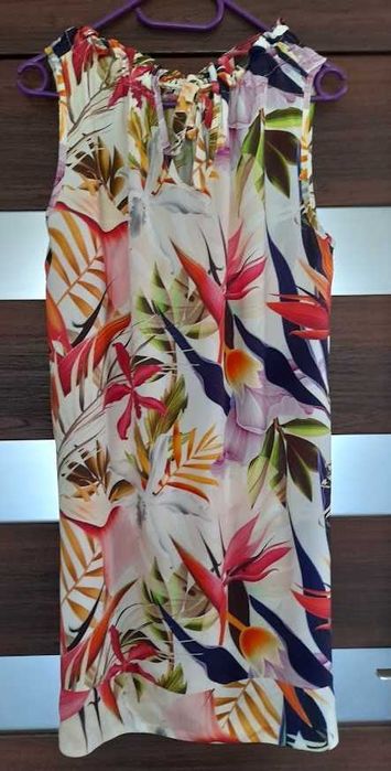 Biała sukienka w kwiatki