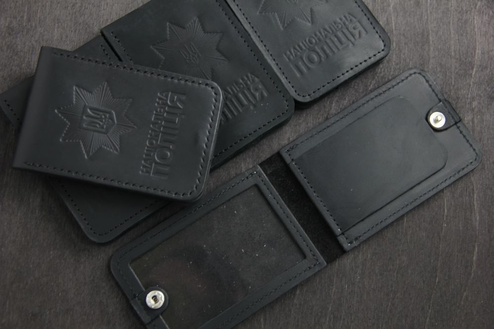 Обкладинка для жетона і посвідчення національної поліції.