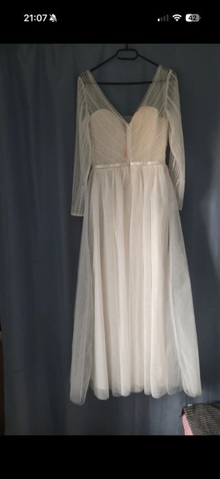Suknia ślubna z rekawem tiul