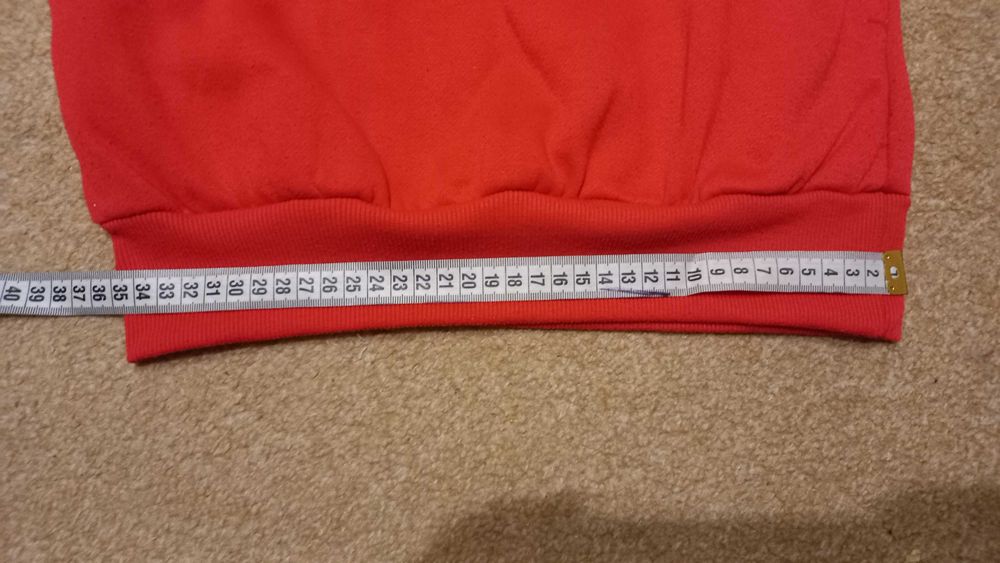 Bluza czerwona z kieszeniami i kapturem roz. 140