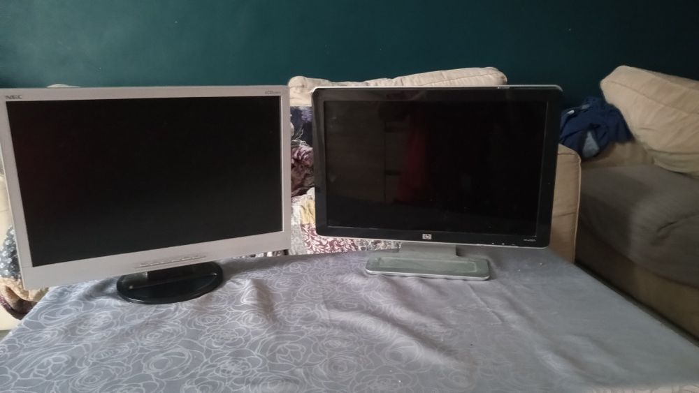 2 monitory 1 240v 50-60 HZ 2 240v 50-60 HZ