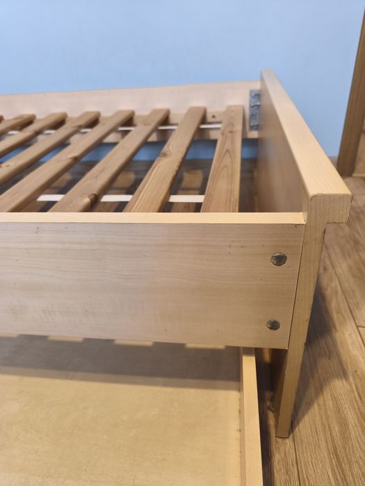 Łóżko młodzieżowe pojedyncze wraz z dwiema szufladami oraz materacem