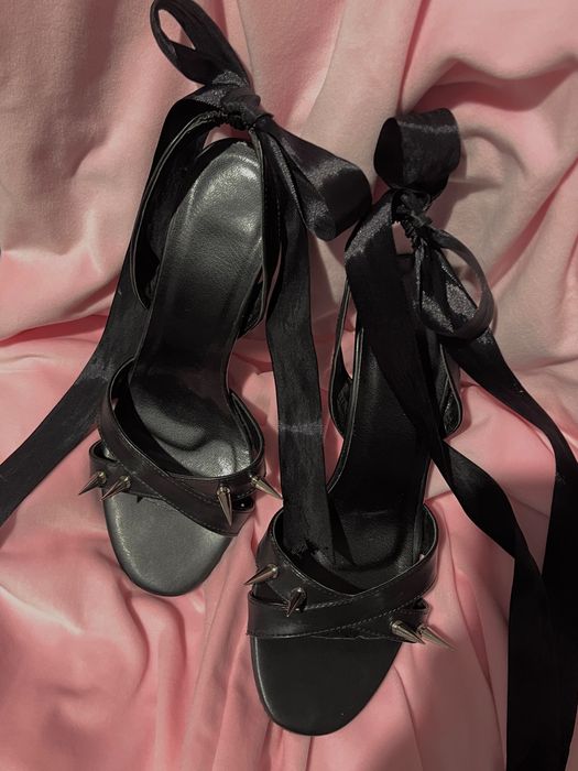 Босоніжки на підборах