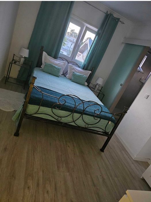 Arrendo quarto com casa de banho