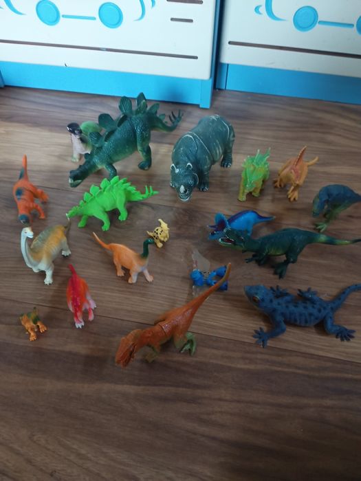 Zestaw 25zt dinozaurów