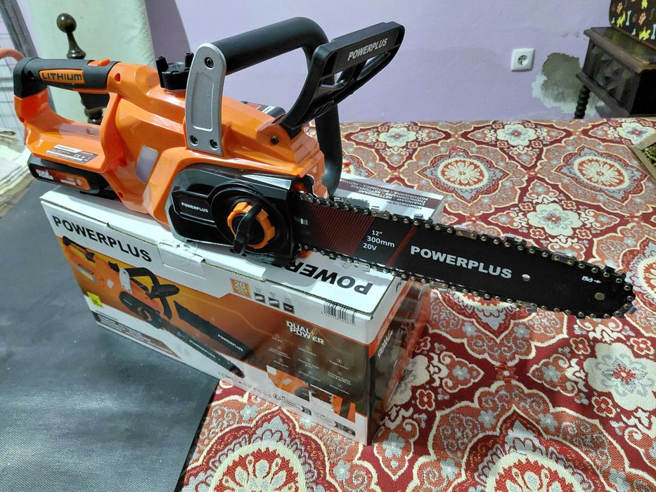 Motosserra com Bateria e Carregador