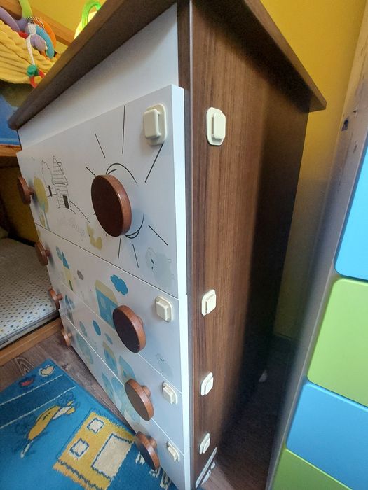 Movel Micuna de criança com rodas e  4 gavetas bem estimado