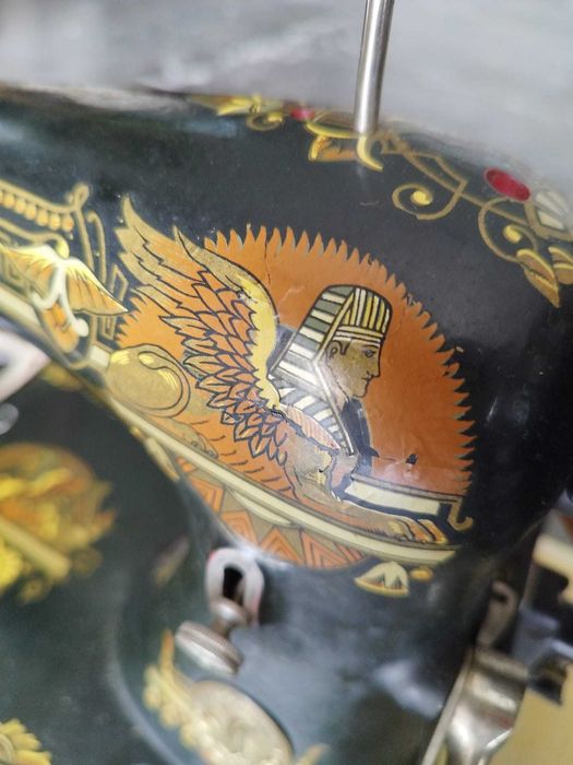 Máquina de costura antiga Singer com pedal e caixa