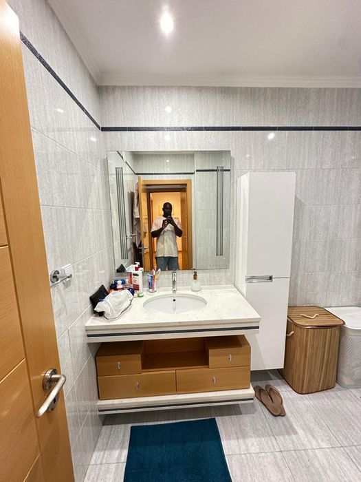 quarto suite com WC privativo com uma varanda bastante espaçosa e com uma bela vista, localizado na colinas do cruzeiro odivelas