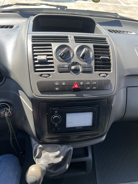 Vendo Mercedes-Benz Vito, furgão comercial, em cor branca.