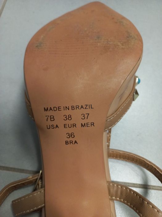 Buty na obcasie beżowe