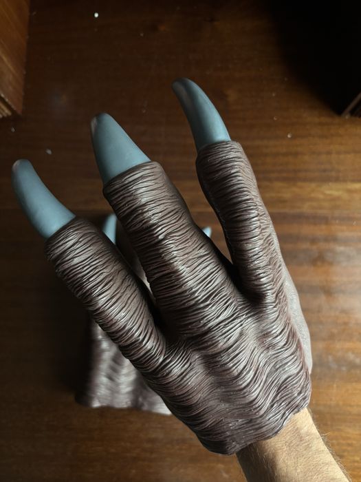 Mãos de dinossauro para festa temática