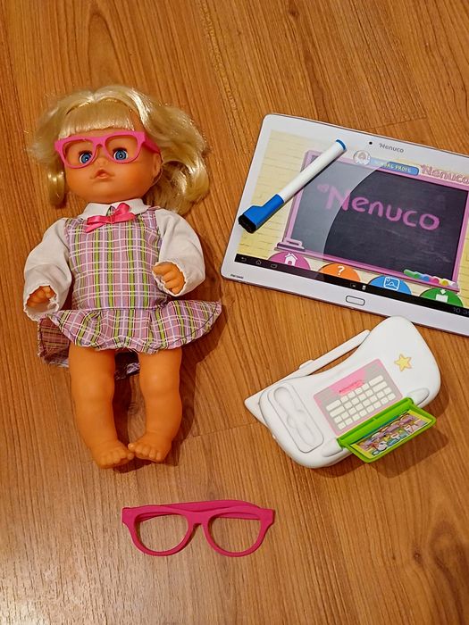 Nenuco c/ quadro de escola/professora e acessórios