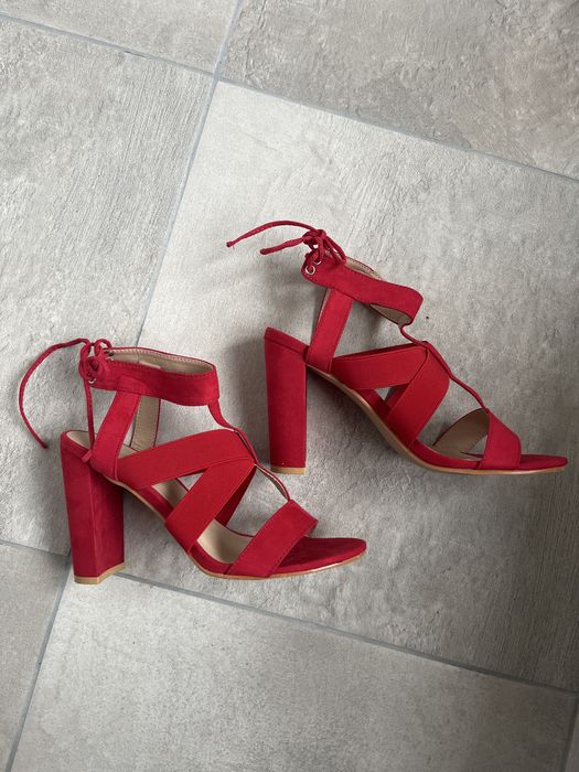 Босоніжки червоні