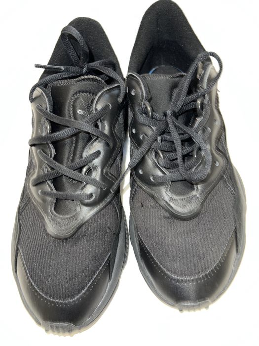 Ténis marca. Adidas cor preta numero 43