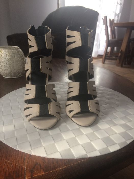 Sandałki Asos bezowe