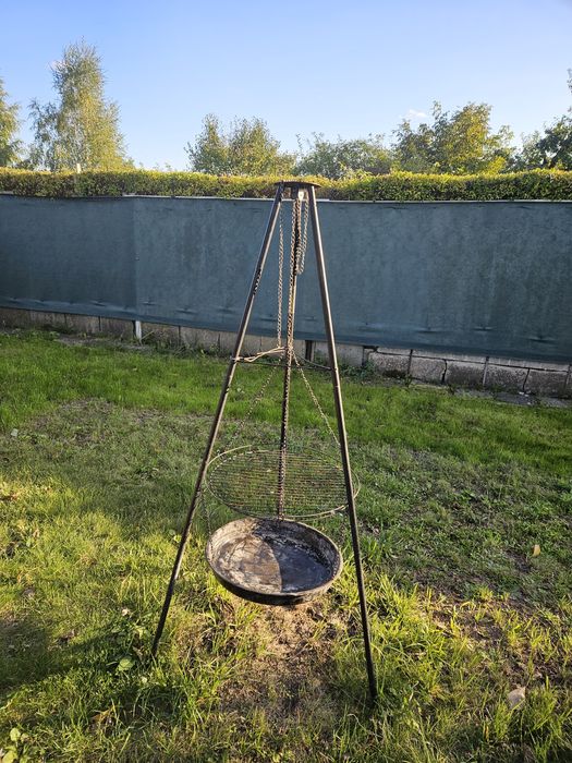 Grill na trójnogu z paleniskiem