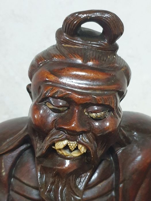 Grande antiga escultura de Buda deitado em madeira exótica esculpida