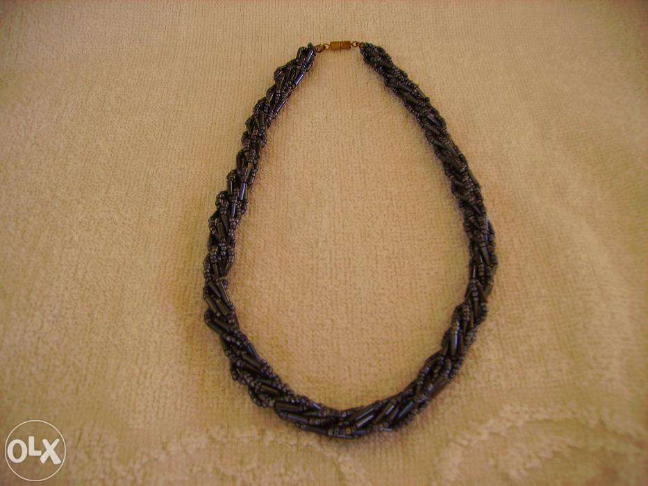 Colar cinzento, muito feminino e bonito! Como novo!