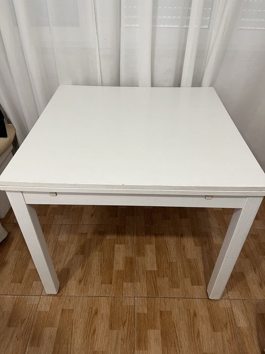 Mesa ikea extensivel com marcas de uso