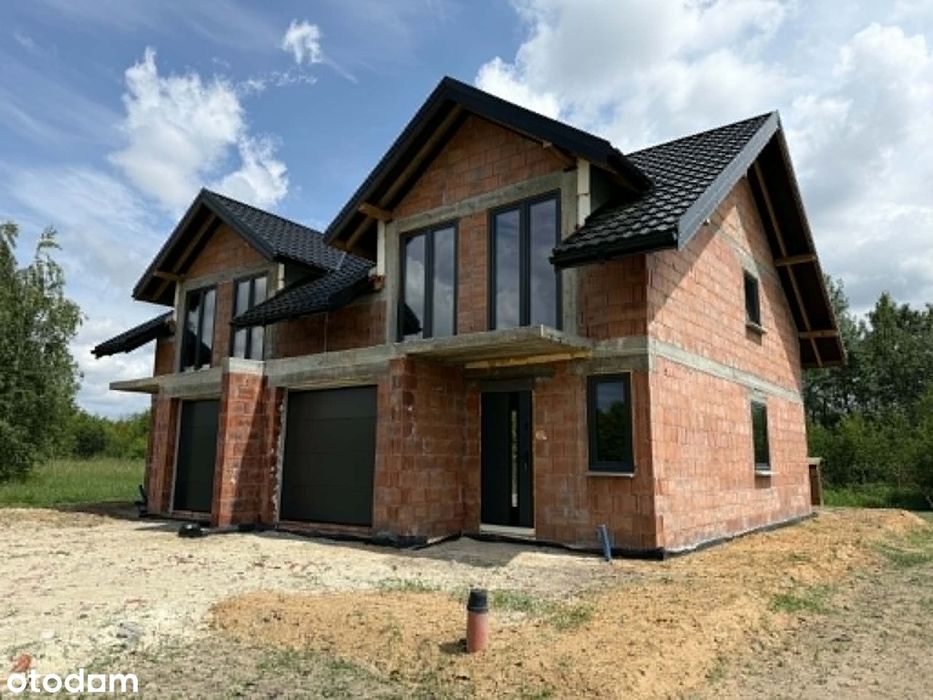 Nowoczesny dom w zabudowie bliźniaczej – 167 m² z garażem i poddaszem.