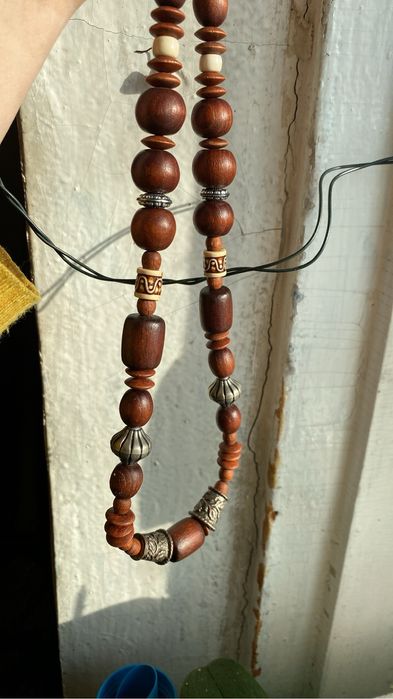 Намисто з дерева, з вставками