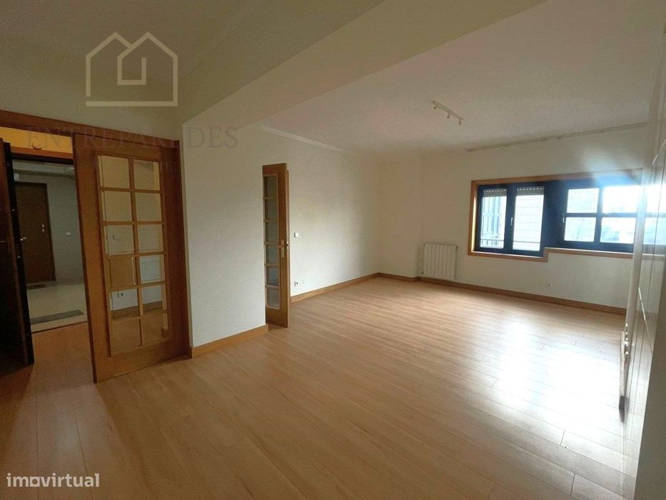 Apartamento T2 para Arrendar no Porto - Varanda, Garagem com Carreg...