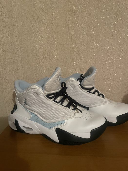 Кросівки jordan MaxAura 4  37,5