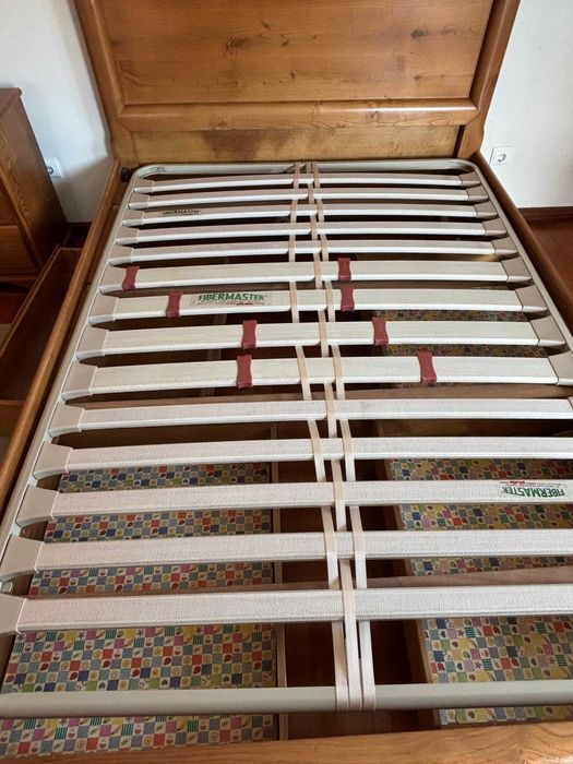 Cama de casal em madeira maciça