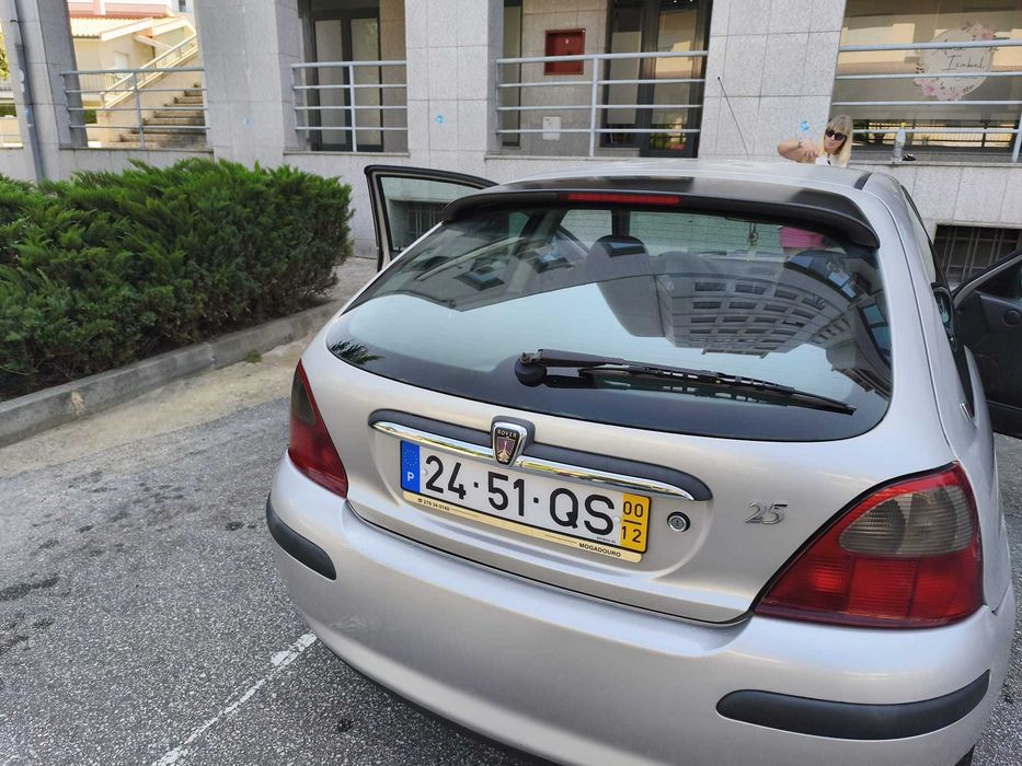 Carro Rover 25 do ano de 2000.