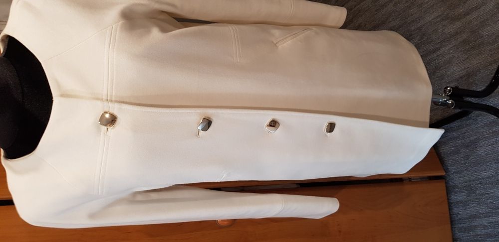 Biały płaszcz damski